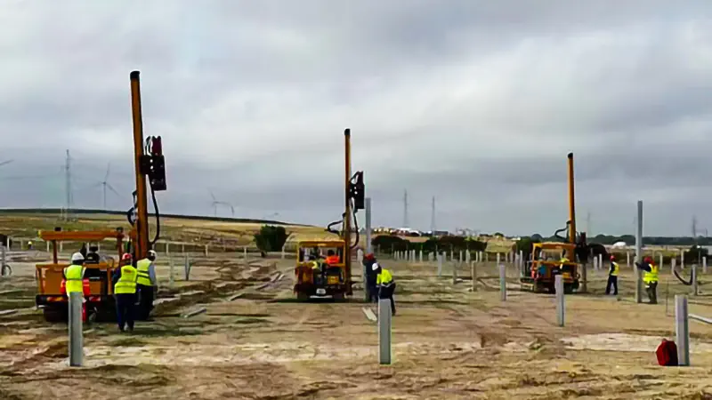 Three Everstar HXR5s are being controlled by operators to accurately drive photovoltaic piles.