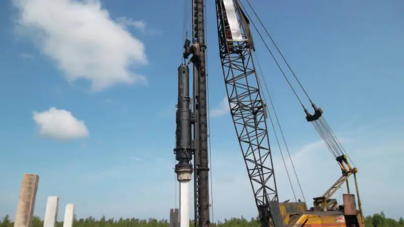 Diesel hammer mounted on a heavy pile driver