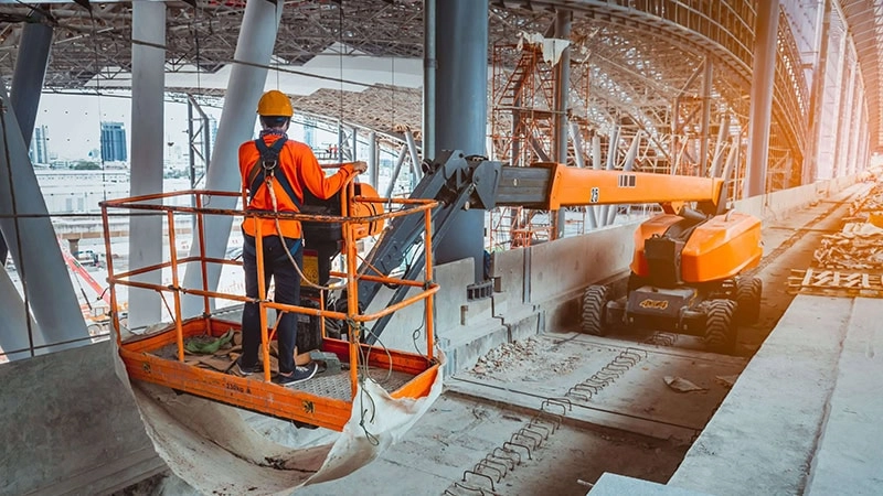 Boom lift perform higher aerial work on viaducts