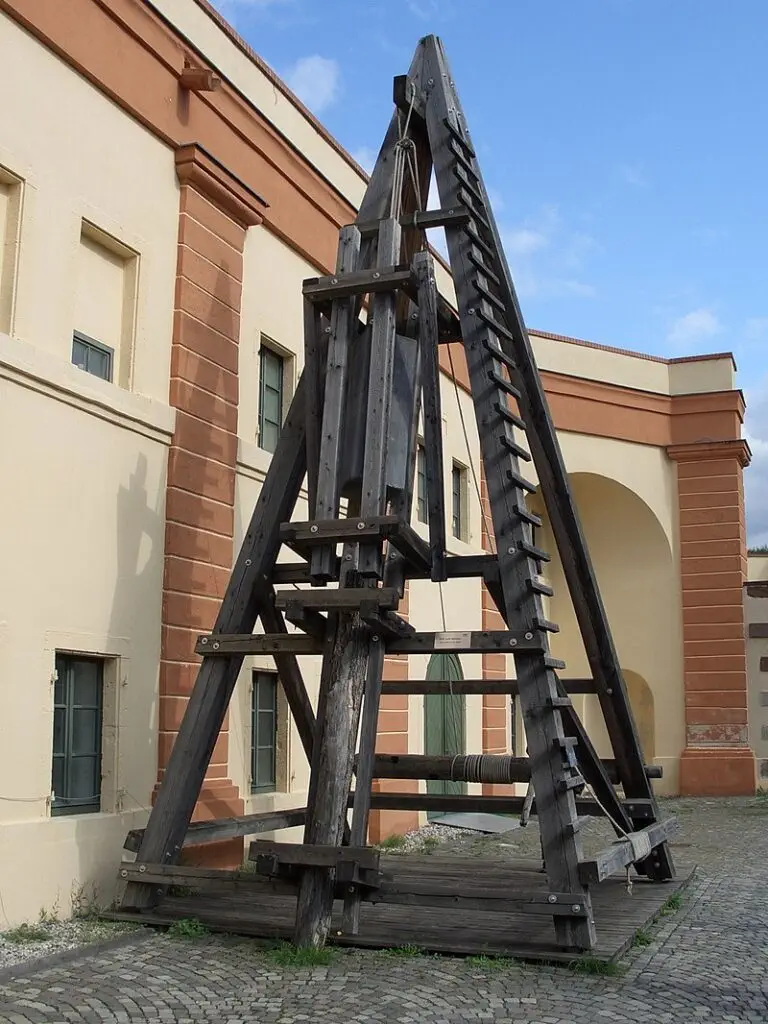 Mechanical pile drivers-A pile driver composed of a bracket, a counterweight and a hammer