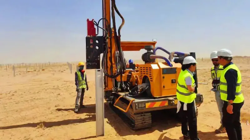 HXR5 is installing photovoltaic piles at the photovoltaic project site