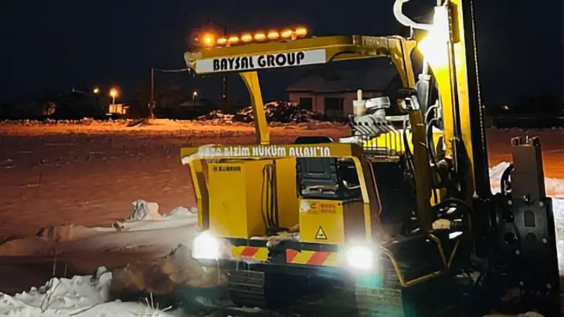 Everstar Machinery's Pile Driver works on the ground at night.