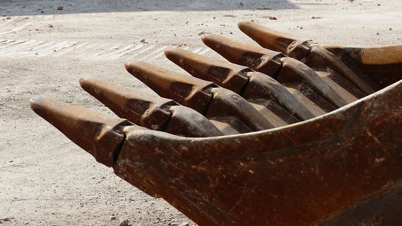 Bucket teeth guide for efficient ground penetration