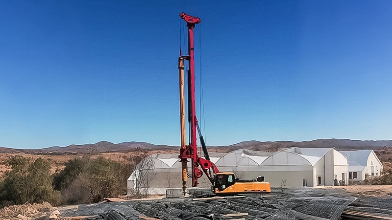 Drilling rig in operation on a construction site, equipped with a Kelly bar