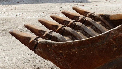 Bucket teeth guide for efficient ground penetration